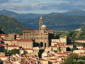 - une vue sur une ville avec un grand bâtiment dans l'établissement Maison de bourg restaurée avec cour privative au coeur d'un village paisible, proche gorges de l'Allier et sites historiques - FR-1-582-220, à Mazeyrat-Aurouze
