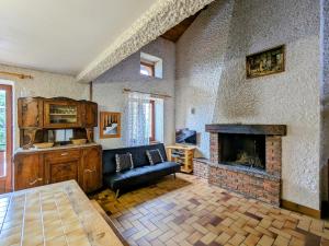 Kuchyň nebo kuchyňský kout v ubytování Maison de Vacances Nature avec Grand Jardin et Proximité La Chaise-Dieu - FR-1-582-242