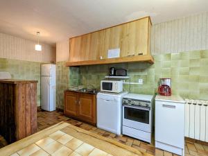 Kuchyň nebo kuchyňský kout v ubytování Maison de Vacances Nature avec Grand Jardin et Proximité La Chaise-Dieu - FR-1-582-242