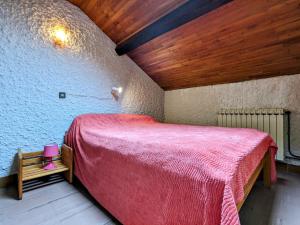 Postel nebo postele na pokoji v ubytování Maison de Vacances Nature avec Grand Jardin et Proximité La Chaise-Dieu - FR-1-582-242