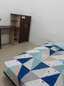 1 dormitorio con 1 cama de color azul en Reza Kost, en Karanganyar