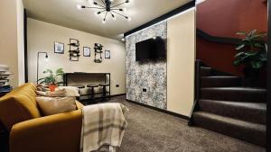 Un lugar para sentarse en Modern 3BR Smart Home