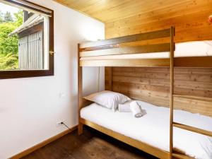a bedroom with two bunk beds and a window at Duplex avec jardin et parking privatif à Serre Chevalier - FR-1-808-17 in Le Monêtier-les-Bains