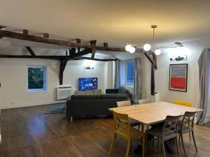 Μια τηλεόραση ή/και κέντρο ψυχαγωγίας στο Le Charlet - Entre Marais et Cathédrale