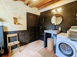 ein Badezimmer mit Waschmaschine und Waschbecken in der Unterkunft Deux maisons berrichonnes avec jardin privatif et cour partagée, idéale pour les groupes - FR-1-591-617 in Thenay + 28 Fotos