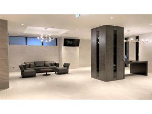 una sala de estar con un sofá y una mesa en Smile Hotel Premium Hakodate Goryokaku - Vacation STAY 33311v, en Oiwakechō