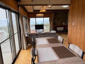 un salon avec une table et un canapé dans l'établissement grand view minamihakone - Vacation STAY 19731, à Atami