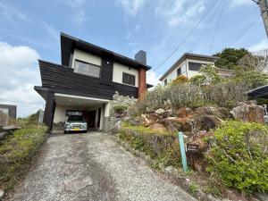 une maison avec une voiture garée dans l'allée dans l'établissement grand view minamihakone - Vacation STAY 19731, à Atami