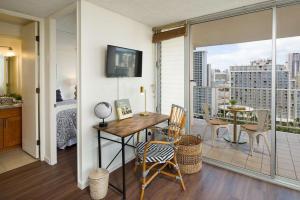 En balkon eller terrasse på Pacific Monarch 1806