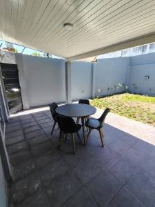 eine Terrasse mit einem Tisch und Stühlen auf einer Terrasse in der Unterkunft Alojamiento Yvoty in Paso de los Libres