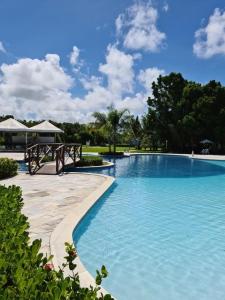 une grande piscine avec de l'eau bleue dans l'établissement Iloa Residence, à Barra de São Miguel