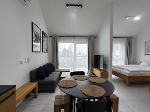 Voodi või voodid majutusasutuse Apartament Amber Sky Jantar Resort by TriApart - dwa miejsca parkingowe toas