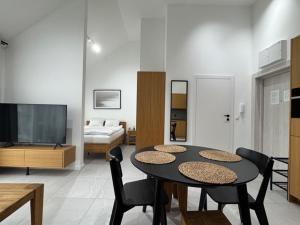 Televiisor ja/või meelelahutuskeskus majutusasutuses Apartament Amber Sky Jantar Resort by TriApart - dwa miejsca parkingowe