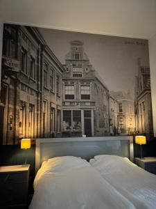 une chambre avec une fresque murale représentant un bâtiment dans l'établissement In de Kathoek - Beste voorwaarden via eigen kanaal, à Blokzijl