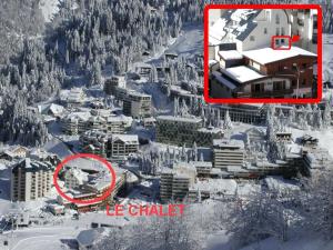 eine Stadt im Schnee mit einer roten Box in der Unterkunft Gourette : Studio Duplex 7 pers, Piscine & WIFI - FR-1-859-9 in Gourette