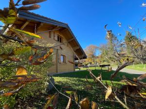 Zahrada ubytování Chalet typiquement franc-comtois avec Wifi et cheminée à Étobon - FR-1-583-405