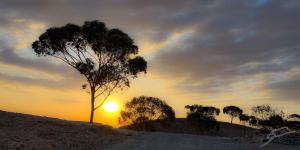 Η ανατολή ή δύση του ηλίου όπως φαίνεται από αυτό το καταφύγιο ή από εκεί κοντά