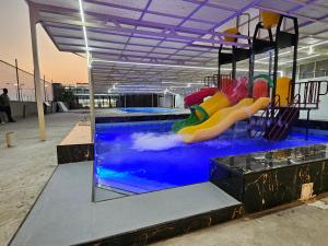 uma piscina com parque infantil com escorrega em فيلا جار القمر اطلاله بحرية Near Moon Sea View em Jidá
