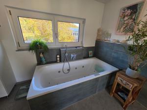 Koupelna v ubytování Jeanys Walhalla Suite in Donaustauf 11 km von Regensburg am Donauradweg + 25 fotografií