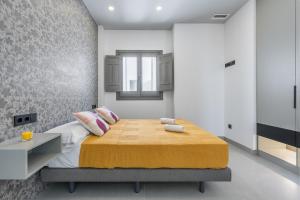 En eller flere senge i et værelse på Luxury Suite Casa Palacio Marina Limon