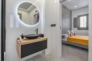 En eller flere senge i et værelse på Luxury Suite Casa Palacio Marina Limon