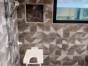 Vannituba majutusasutuses Gîte accessible avec spa privatif et terrasse - FR-1-786-73