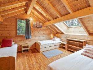 une chambre avec deux lits dans une cabane en rondins dans l'établissement Chalet Authentique Près du Village, 5 Chambres, Balnéo - FR-1-808-2, au Monêtier-les-Bains