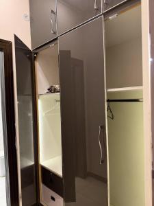 einen Glasschrank mit Spiegel im Zimmer in der Unterkunft Aolai hotel in Islamabad