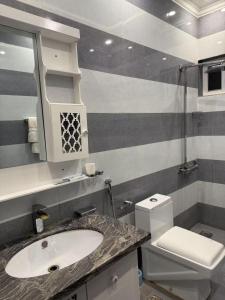 ein Badezimmer mit Waschbecken und Toilette in der Unterkunft Aolai hotel in Islamabad