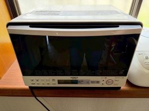 einem Toaster, der auf einem Tisch sitzt in der Unterkunft Boogie Garden - Vacation STAY 06312v in Miyakami