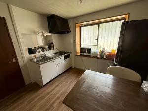 eine kleine Küche mit Spüle und Fenster in der Unterkunft Boogie Garden - Vacation STAY 06312v in Miyakami