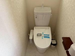 ein Badezimmer mit einem weißen WC mit Fernbedienung in der Unterkunft Boogie Garden - Vacation STAY 06312v in Miyakami
