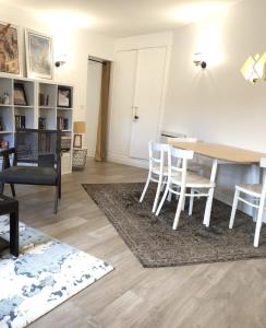 une salle à manger et un salon avec une table et des chaises dans l'établissement Le Duplex de Trouville - central - gare - commerces - marché, à Trouville-sur-Mer