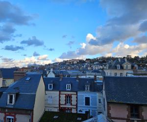 - une vue sur une ville avec des maisons et des toits dans l'établissement Le Duplex de Trouville - central - gare - commerces - marché, à Trouville-sur-Mer