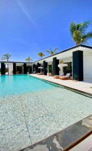 una gran piscina frente a un edificio en Villa Palms Marrakech, en Marrakech
