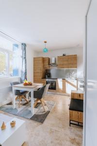 Una cocina o kitchenette en Romance-SPA-WIFI-PARKING séjour à vichy