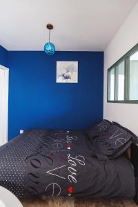 Una cama o camas en una habitación de Romance-SPA-WIFI-PARKING séjour à vichy 16 fotos más