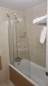 Ένα μπάνιο στο Wigan Oak Hotel +19 φωτογραφίες