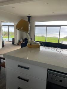 une lampe assise au-dessus d'un comptoir de cuisine dans l'établissement Ocean Shores Warea, 