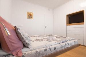 ein Schlafzimmer mit einem Bett und einem TV in der Unterkunft Vienna Hauptbahnhof Arsenal Apartments in Wien