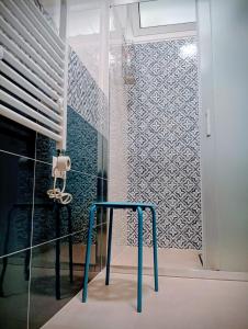 een badkamer met een blauwe tafel en een muur bij PETER PAN apartment in Salerno +18 foto's