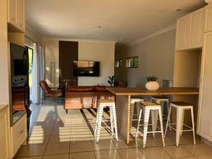 Η κουζίνα ή μικρή κουζίνα στο Villa Sardinia +6 φωτογραφίες