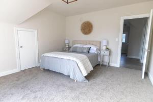 Postel nebo postele na pokoji v ubytování Spectacular City View on Grandview Ave