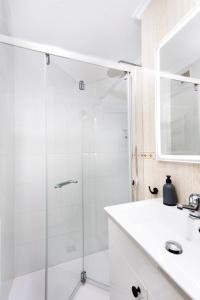 a bathroom with a shower with a glass door at Rinconcito de Catalina in Torrevieja +18 photos