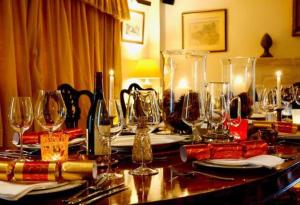 un tavolo con bicchieri e bottiglie di vino sopra di Finstock Manor a Finstock