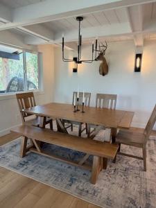 een eetkamer met een houten tafel en stoelen bij Stevens Creek Farmhouse in Chester