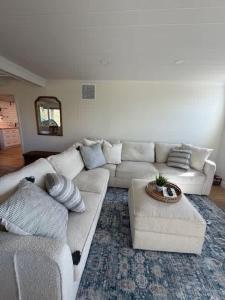 een woonkamer met een witte bank en een tapijt bij Stevens Creek Farmhouse in Chester