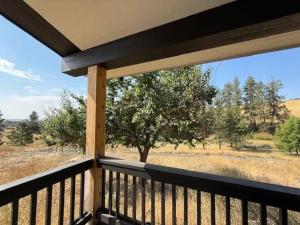 een afgeschermde veranda met uitzicht op een boom bij Stevens Creek Farmhouse in Chester