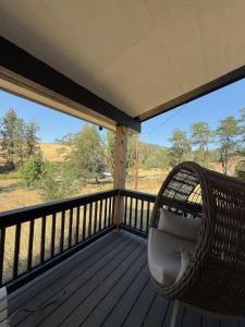 een rieten stoel op een veranda met uitzicht bij Stevens Creek Farmhouse in Chester +29 foto's