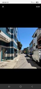 una calle de la ciudad con un edificio y coches aparcados en la calle en Apartamento á 1200m da Praia de Itapua, en Vila Velha 38 fotos más